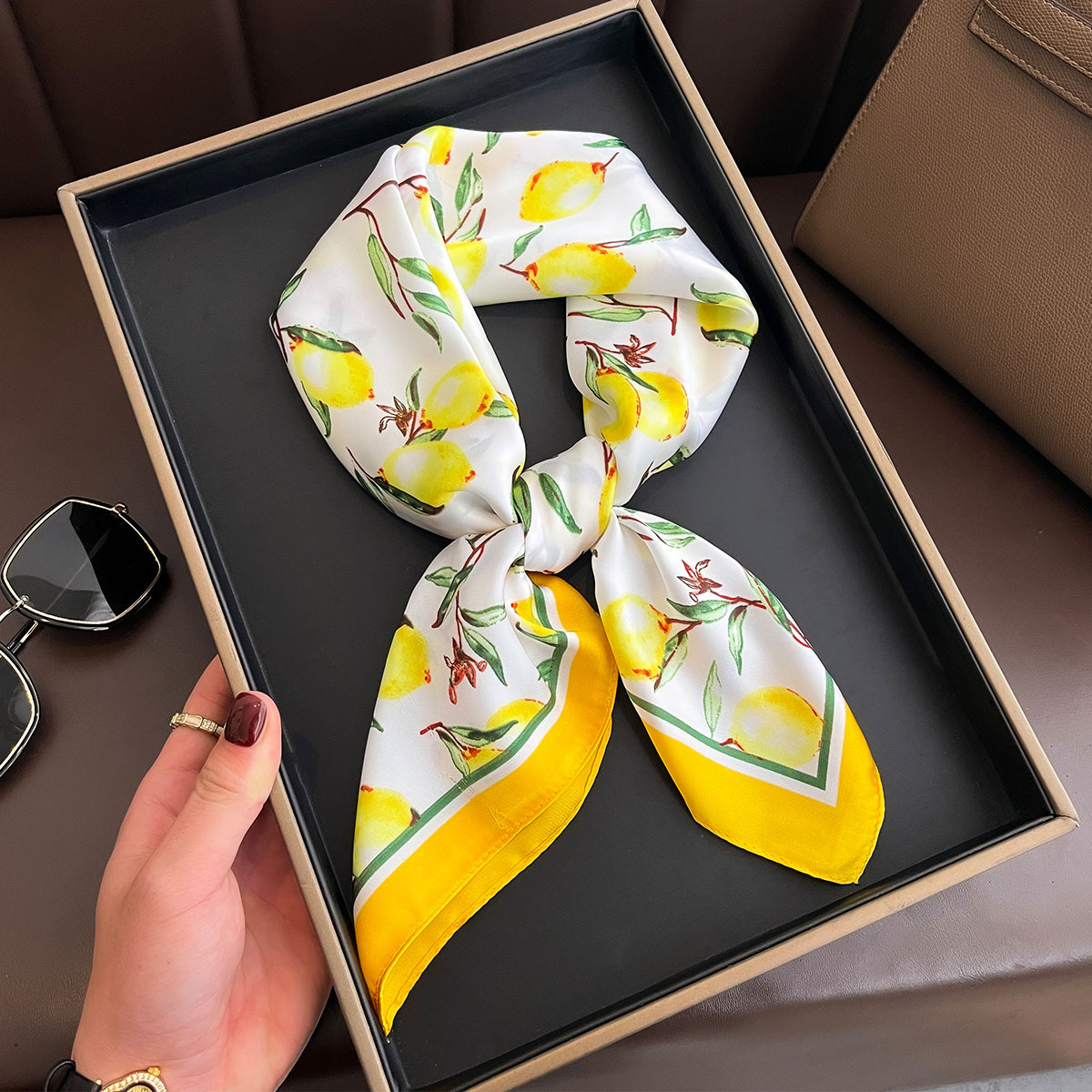 2025 新イエローレモンプリント正方形シルクスカーフ女性の - Scarf Silk Square のレビューと価格